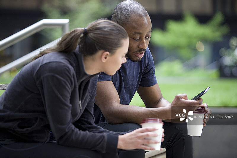 正在看手机的两个人图片素材