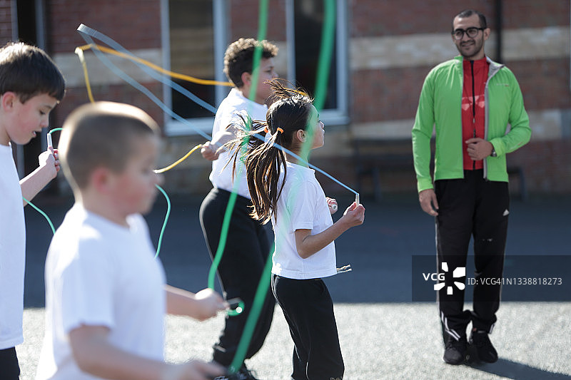 师生在户外上体育课图片素材