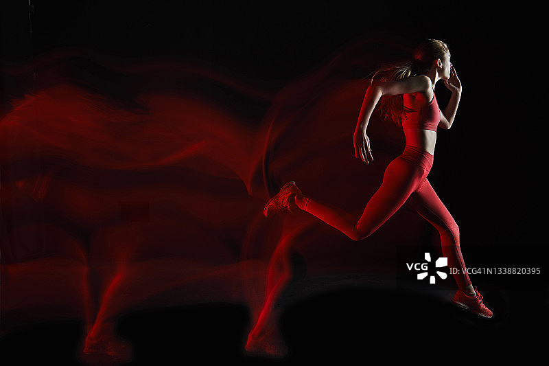 运动中的女子短跑运动员图片素材