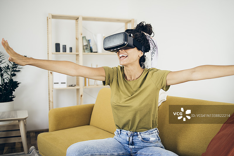 年轻女人在家戴3D耳机娱乐图片素材