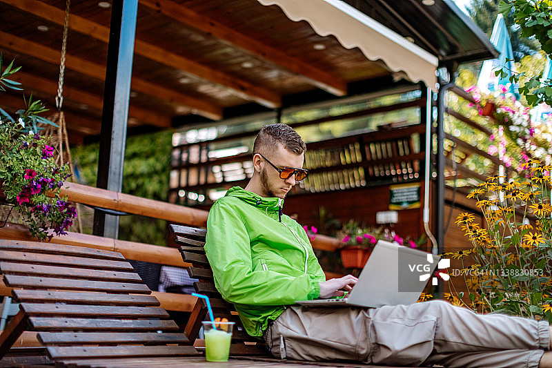 度假时使用笔记本电脑的人图片素材