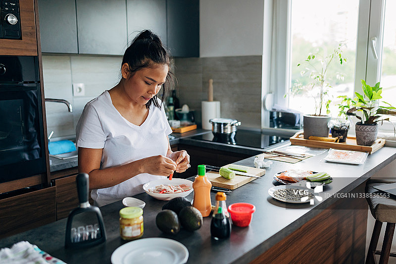 在厨房准备寿司蟹肉的女寿司师傅图片素材