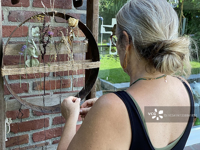 制作野花装饰的女人图片素材