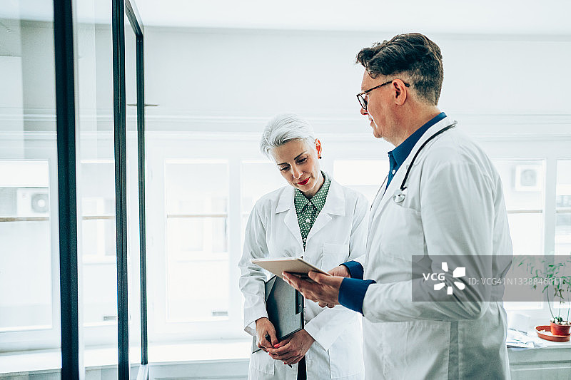 两位医生在诊所办公室讨论病例图片素材