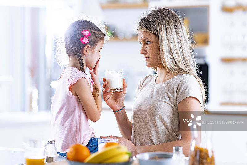 妈妈，我不想喝那个！图片素材