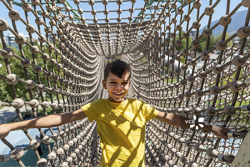 在户外公共探险公园绳索课程中的小男孩图片素材