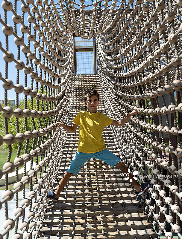 在户外公共探险公园绳索课程中的小男孩图片素材