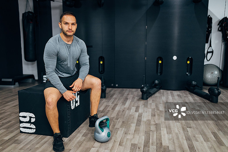 积极进取的女性运动员在现代健身房做硬拉，试图加强她的背部和腿筋图片素材