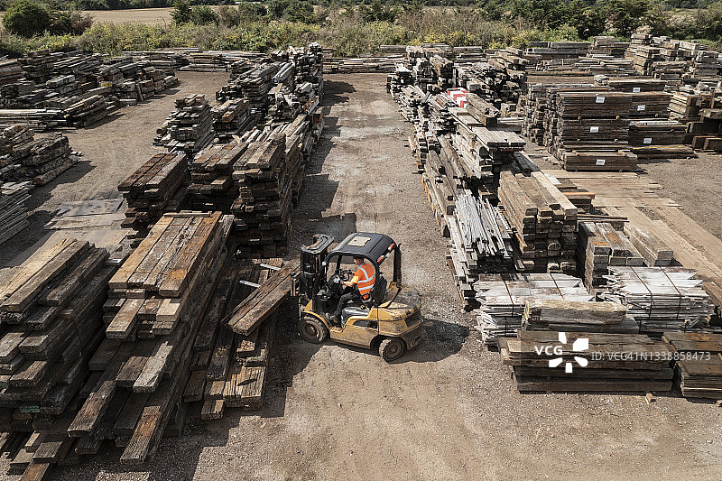 操作叉车的年轻再生木材专家图片素材