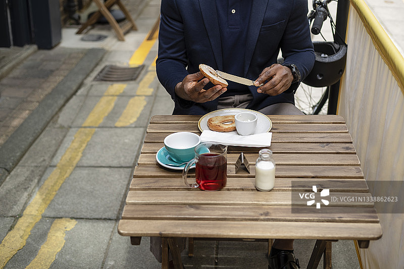 无法辨认的通勤商人正在吃早餐图片素材