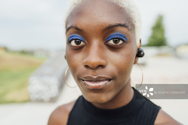 凝视前方的蓝色眼影年轻女人图片素材