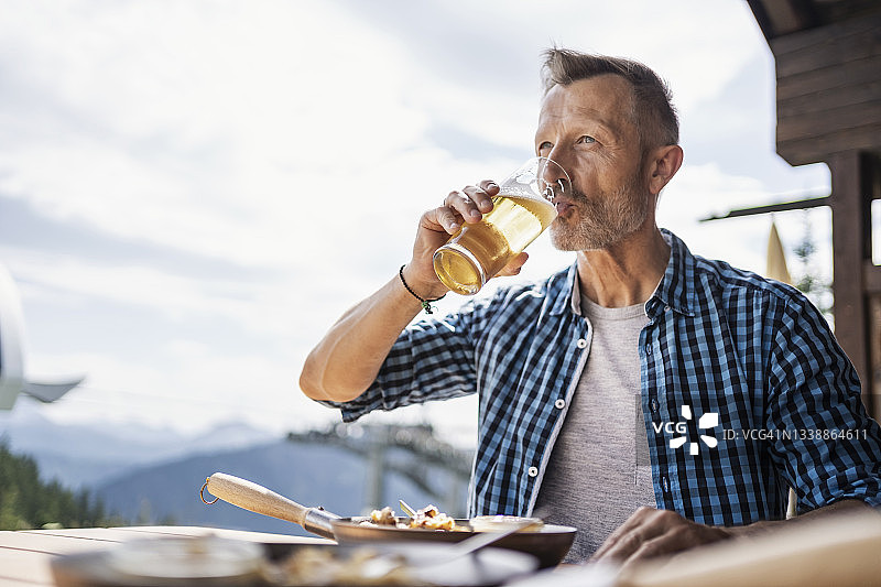 坐在餐厅喝酒的男人图片素材