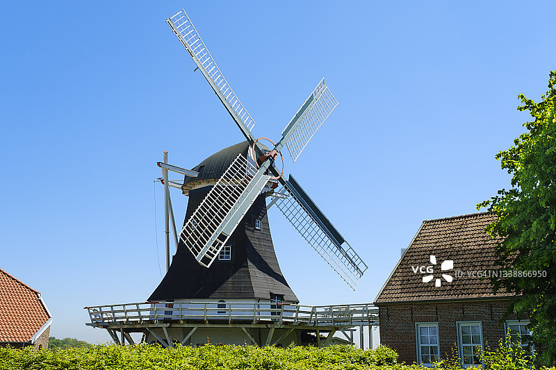 德国下萨克森州，新哈灵格斯iel，夏季晴空下的Seriemer Muhle图片素材