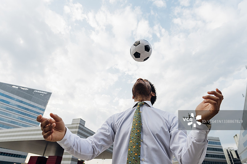 在城市里踢球的商人图片素材