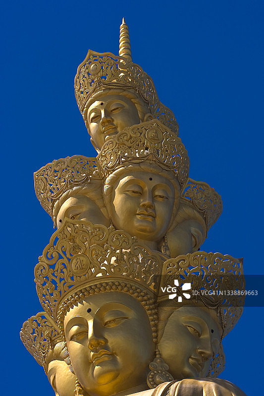 中国四川峨眉山金顶的普贤菩萨金像图片素材