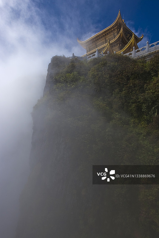 中国四川峨眉山，云雾缭绕的峨眉山顶佛寺图片素材