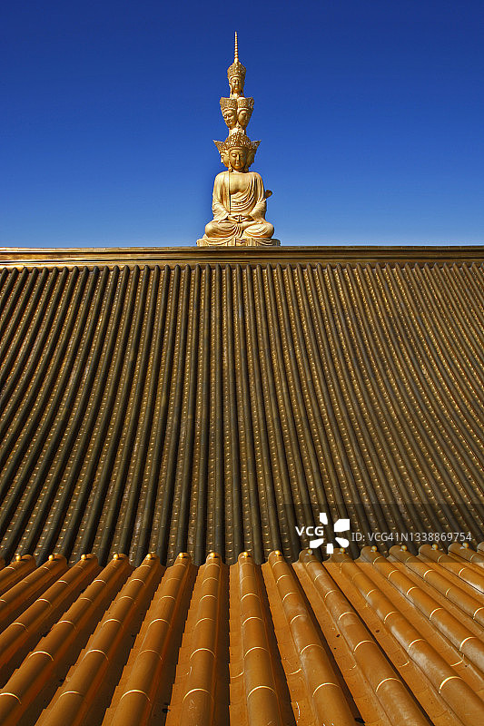 中国四川峨眉山市峨眉山金顶佛教寺庙琉璃瓦顶及普贤菩萨金像图片素材