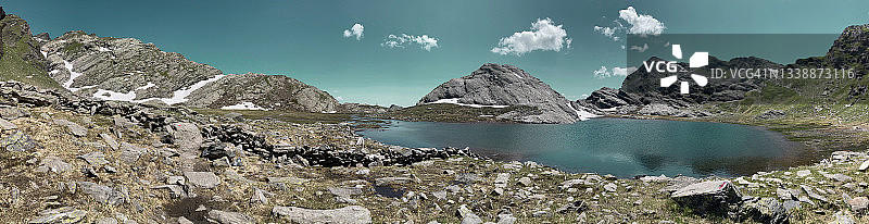 夏季泰塞尔山群自然公园拉瓦尼亚湖全景图片素材