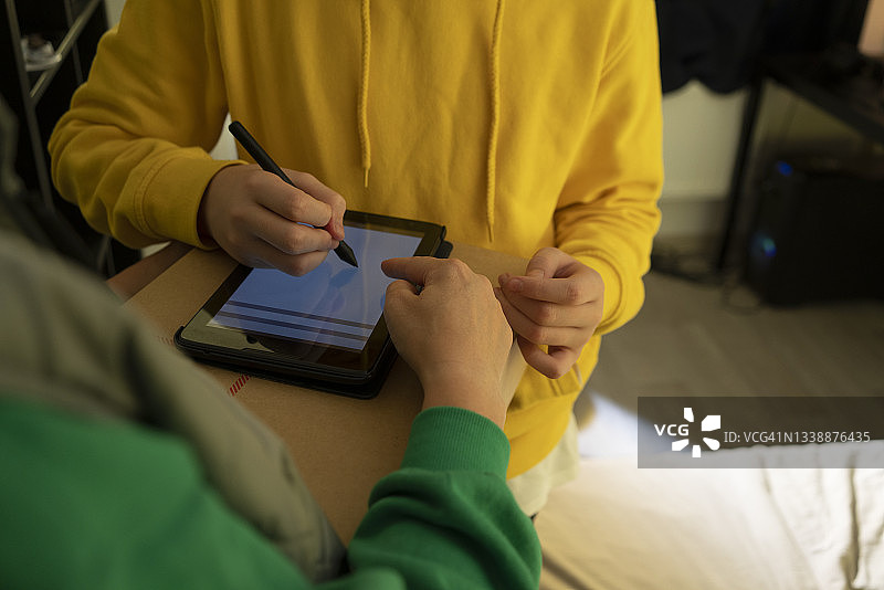 男孩用数位笔签收包裹图片素材