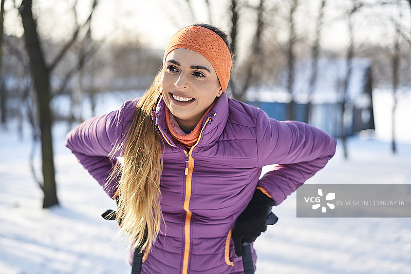 冬季身穿保暖服装的微笑女人图片素材