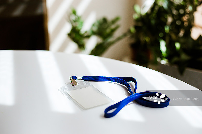 白色桌上的蓝色丝带ID卡图片素材