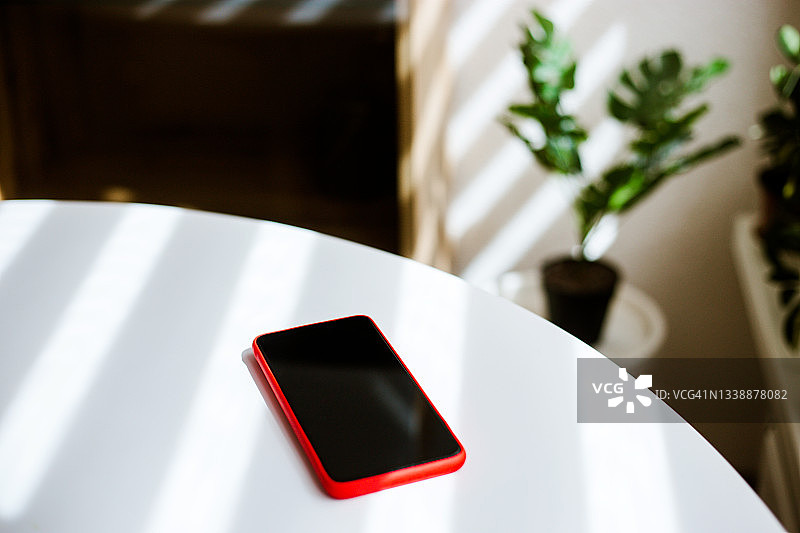 白色桌子上的手机图片素材