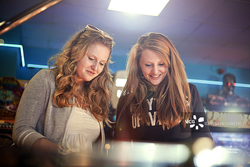 在游乐场里微笑的女性朋友图片素材