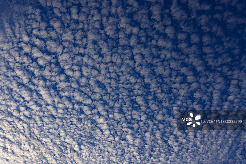 黄昏时分的卷积云云景图片素材