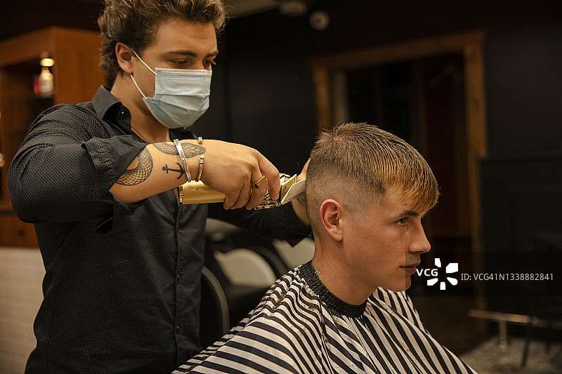 疫情期间，理发师为青少年理发图片素材