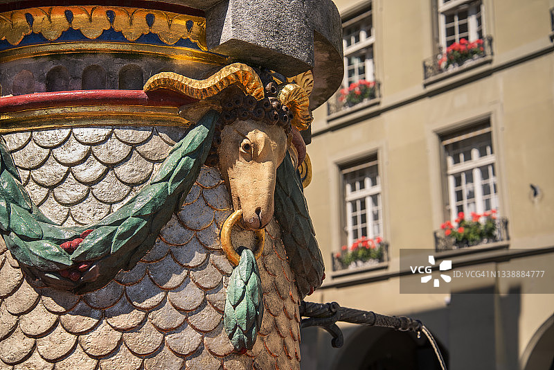 瑞士伯尔尼的摩西喷泉细节图片素材