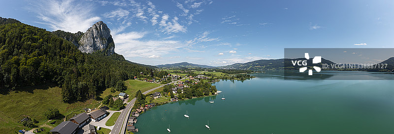 奥地利上奥地利州普隆贝格：蒙德塞湖和德拉亨万德山的无人机全景图片素材