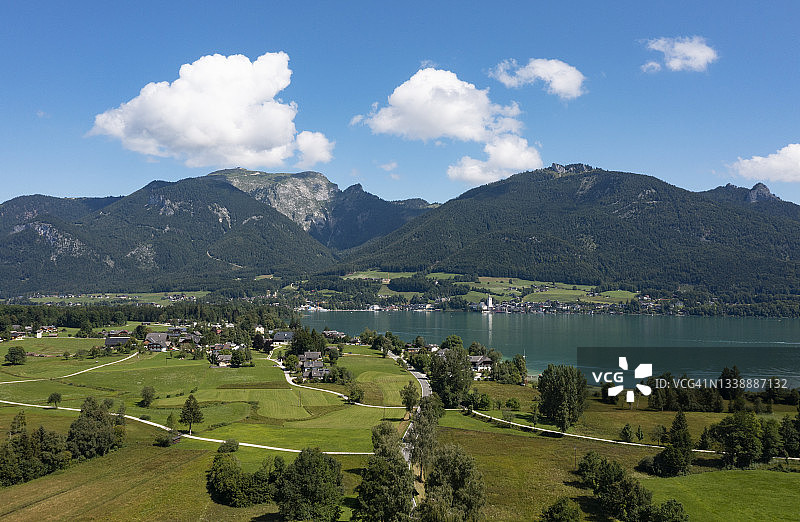 阳光明媚的沙夫山，沃尔夫冈和沃尔夫冈湖，阿伯塞，萨尔茨卡默古特，奥地利萨尔茨堡图片素材