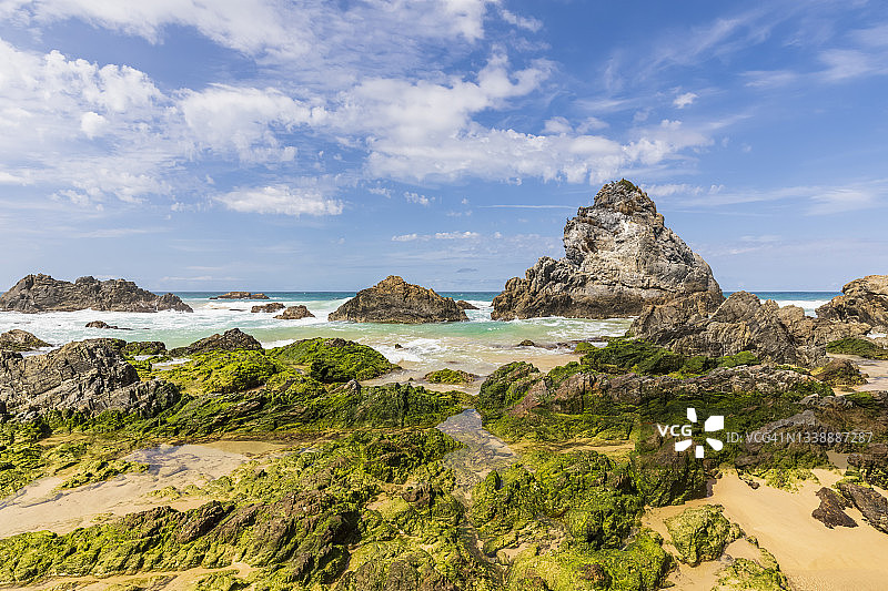 夏季海沃德斯海滩岸边的火山岩图片素材