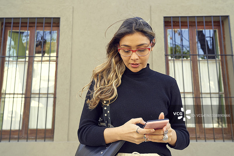 看手机的商务女人图片素材