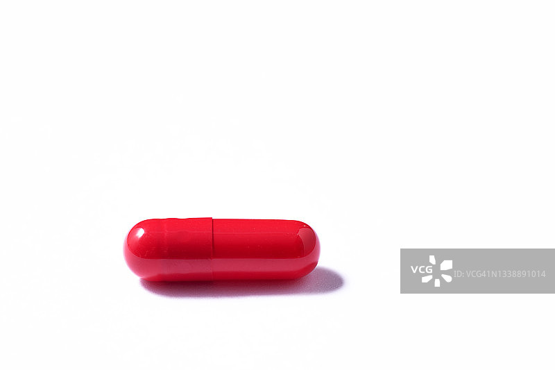 白色背景上的红色胶囊图片素材