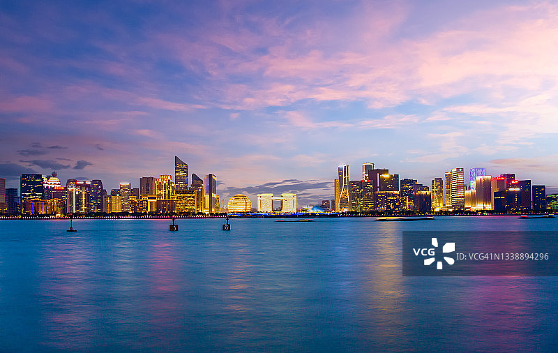 现代城市黎明时分的河边城市景观图片素材