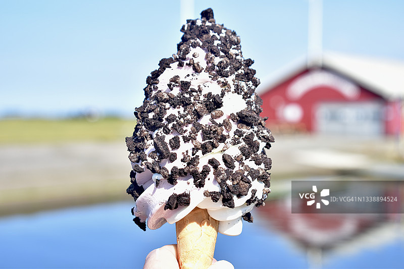 锥形巧克力顶软冰淇淋图片素材