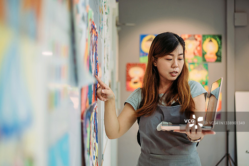 在艺术学校上网课的亚洲女老师图片素材