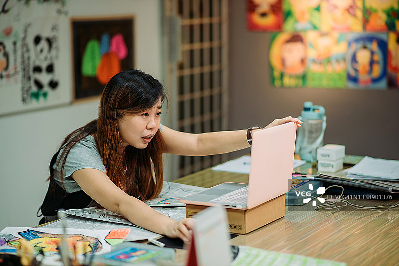 在艺术学校上网课的亚洲女老师图片素材