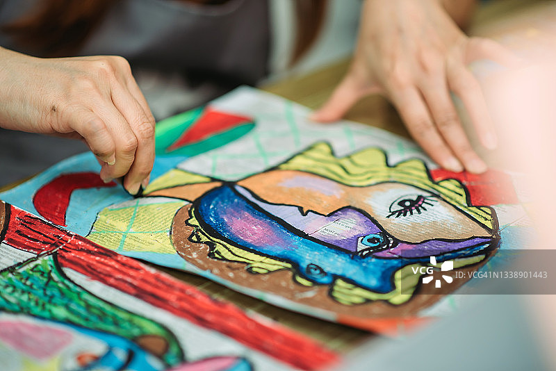 在艺术学校上网课的亚洲女老师图片素材