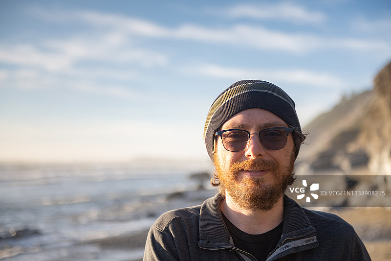 成年男人在红杉国家公园的加利福尼亚海滩上看着镜头图片素材