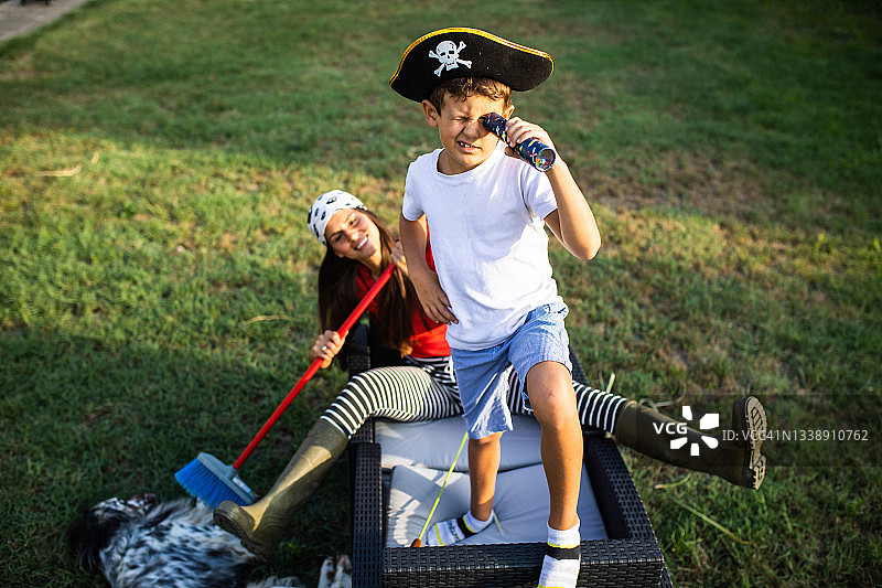 母亲和儿子在院子里玩海盗游戏图片素材