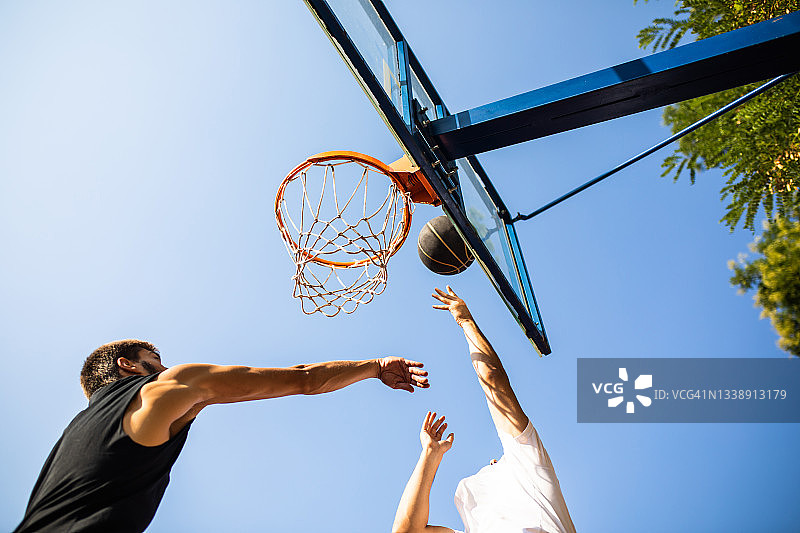 篮板下的街头篮球运动图片素材