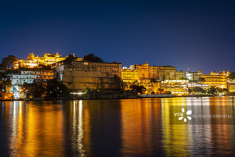 印度拉贾斯坦邦乌代布尔皮丘拉湖和城市宫殿夜景图片素材