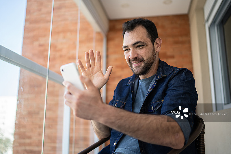 男人在家用智能手机进行视频通话图片素材