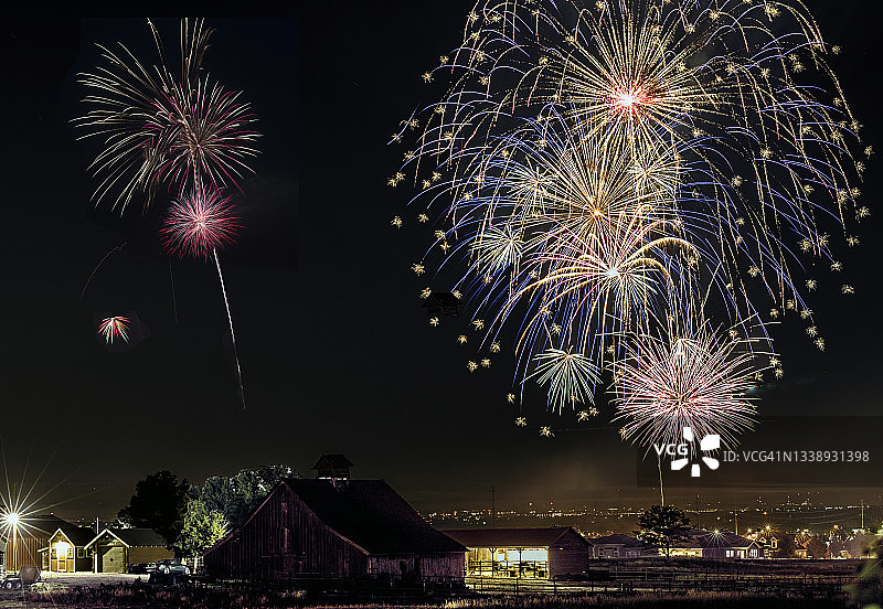 科罗拉多州卢普顿堡上空的烟花图片素材