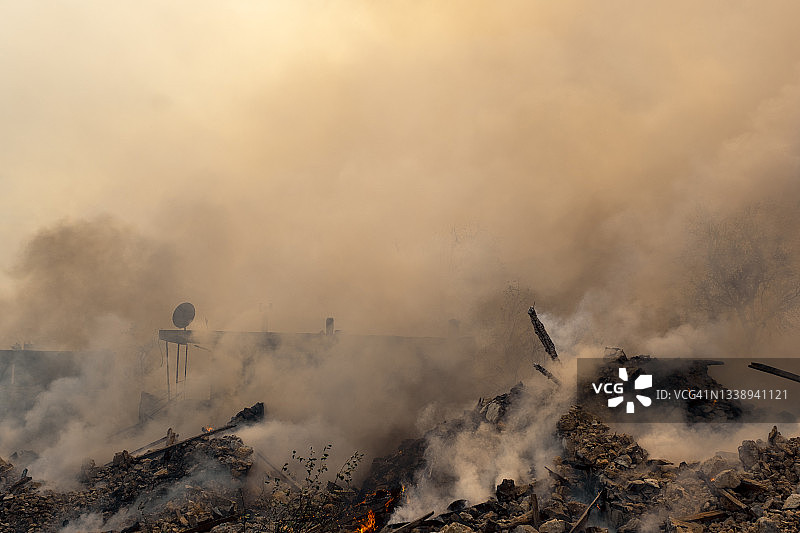 燃烧的拆毁房屋图片素材