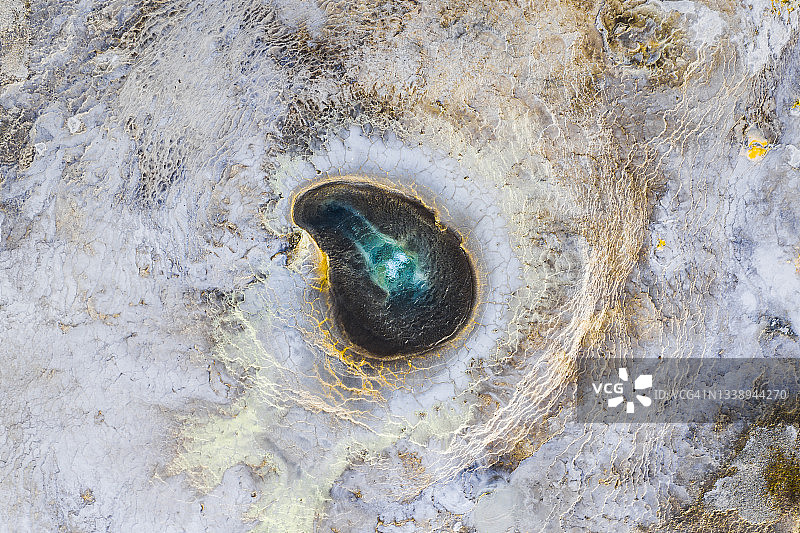 无人机俯瞰冰岛地热温泉图片素材