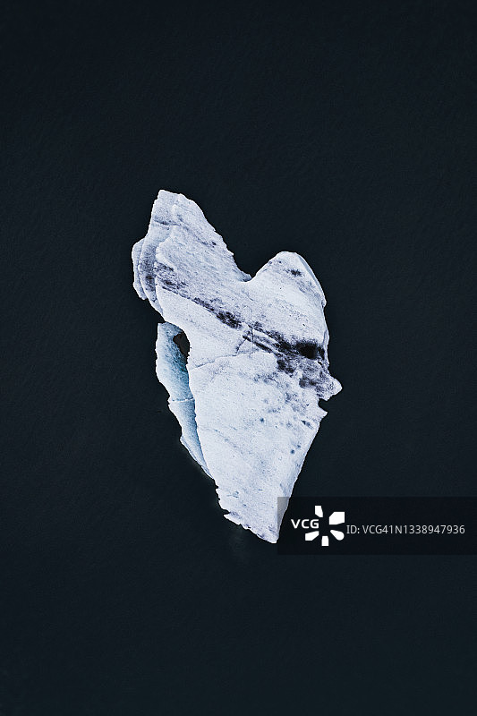 无人机拍摄的冰岛心形冰山图片素材