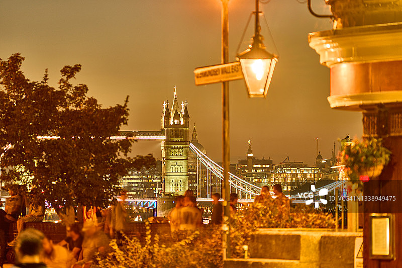 夜晚泰晤士河畔的伦敦塔桥图片素材